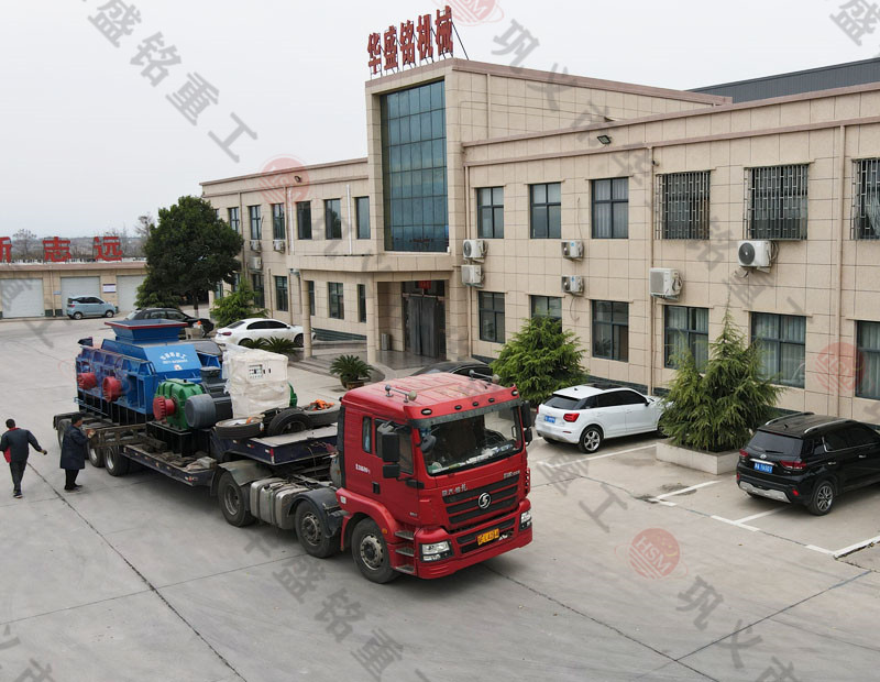 大型鐵礦石對輥制砂機產(chǎn)量是多少？